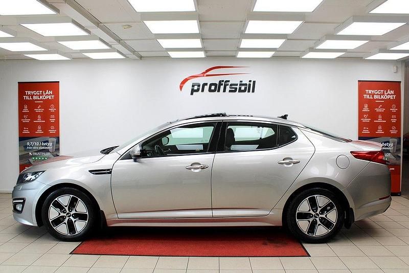 Grå Begagnad 2013 Kia Optima Hybrid Sedan | 119 500 kr (Bra pris) - Bild 1/4