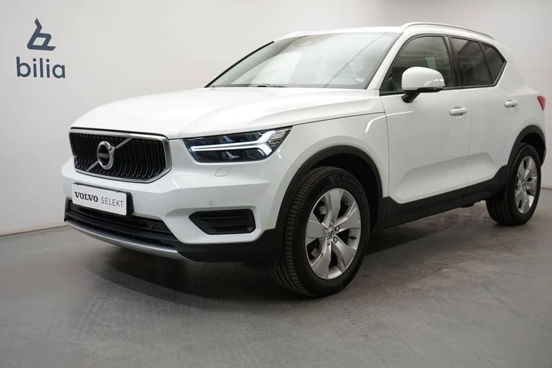Vit Begagnad 2022 Volvo XC40 Momentum SUV | 294 900 kr (Bra pris) - Bild 1/3