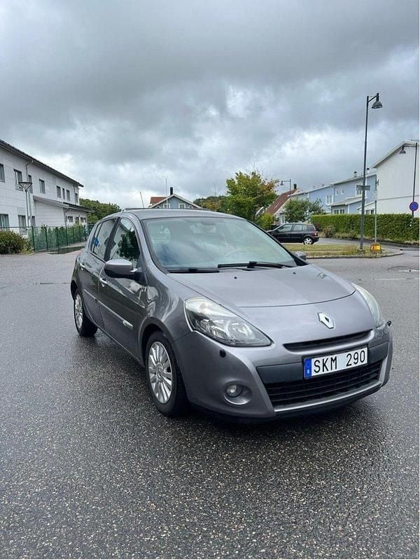 Grå Begagnad 2011 Renault Clio R.S. Halvkombi | 35 900 kr (Marknadspris) - Bild 1/4