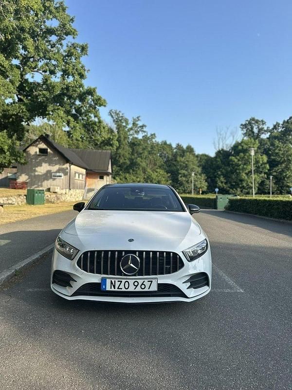 Vit Begagnad 2020 Mercedes A200 AMG Sedan | 300 000 kr (Marknadspris) - Bild 1/4