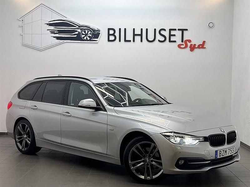 Silver Begagnad 2017 BMW 320 Sport Line Kombi | 178 500 kr (Marknadspris) - Bild 1/4