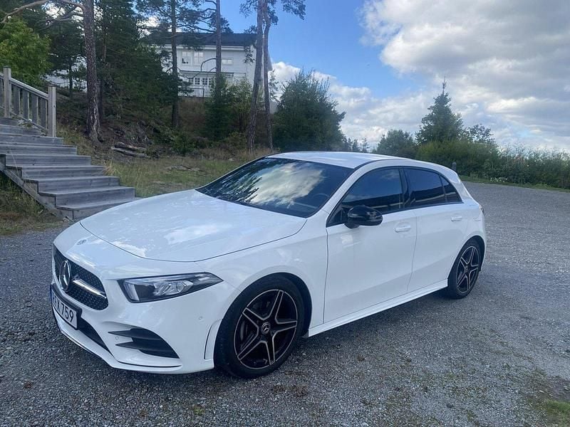 Vit Begagnad 2022 Mercedes A180 AMG Halvkombi | 265 000 kr (Marknadspris) - Bild 1/4