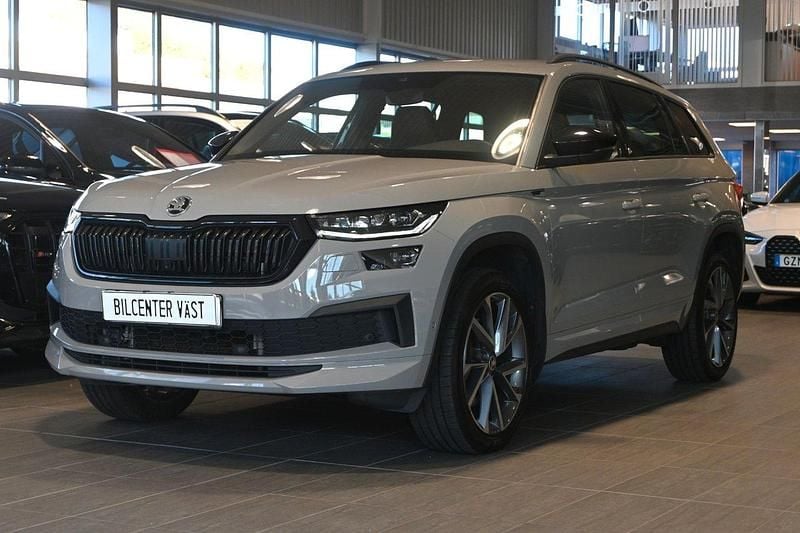 Grå Begagnad 2022 Skoda Kodiaq Adventure SUV | 369 000 kr (Marknadspris) - Bild 1/4