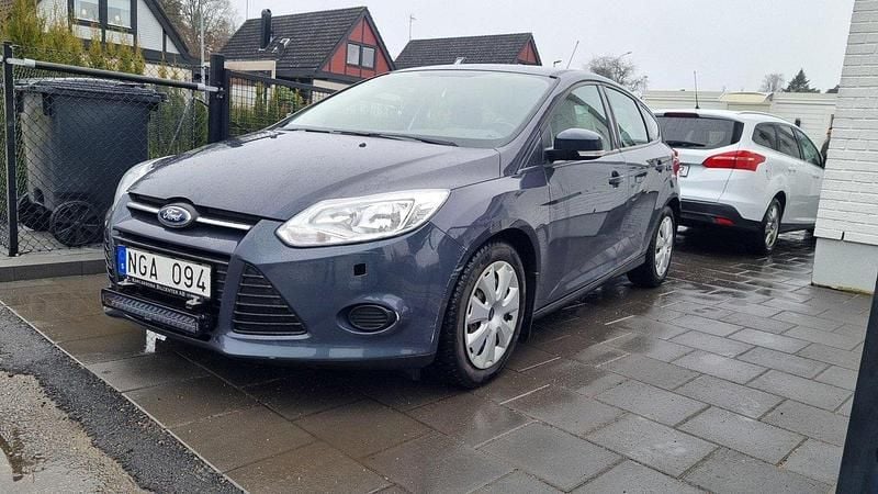 Grå Begagnad 2013 Ford Focus Halvkombi | 55 000 kr (Marknadspris) - Bild 1/4