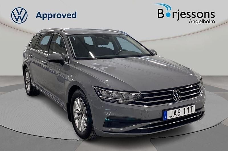 Grå Begagnad 2023 VW Passat Business Kombi | 289 000 kr (Bra pris) - Bild 1/4