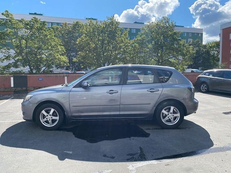 Grå Begagnad 2006 Mazda 3 Inclusive Halvkombi | 19 900 kr (Marknadspris) - Bild 1/4