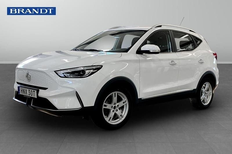 Vit Begagnad 2022 MG ZS Comfort Sedan | 229 900 kr (Bra pris) - Bild 1/4