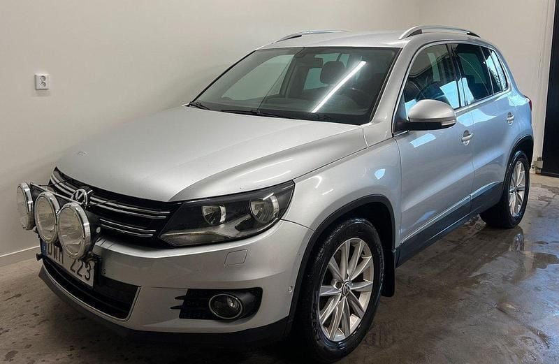 Grå Begagnad 2013 VW Tiguan Sportline SUV | 69 900 kr (Marknadspris) - Bild 1/4