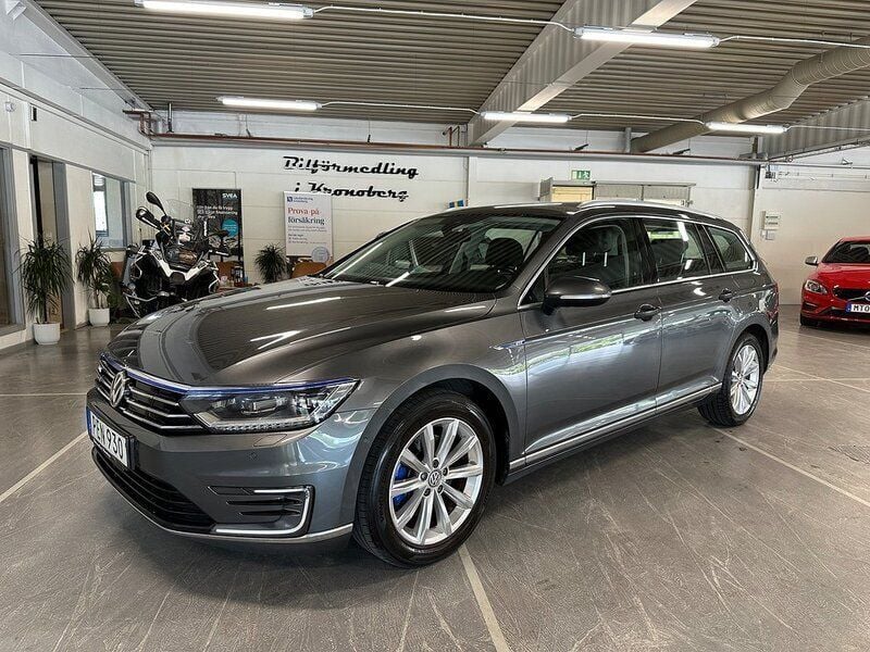 Mörkgrå Begagnad 2017 VW Passat GTE Kombi | 139 900 kr (Marknadspris) - Bild 1/4