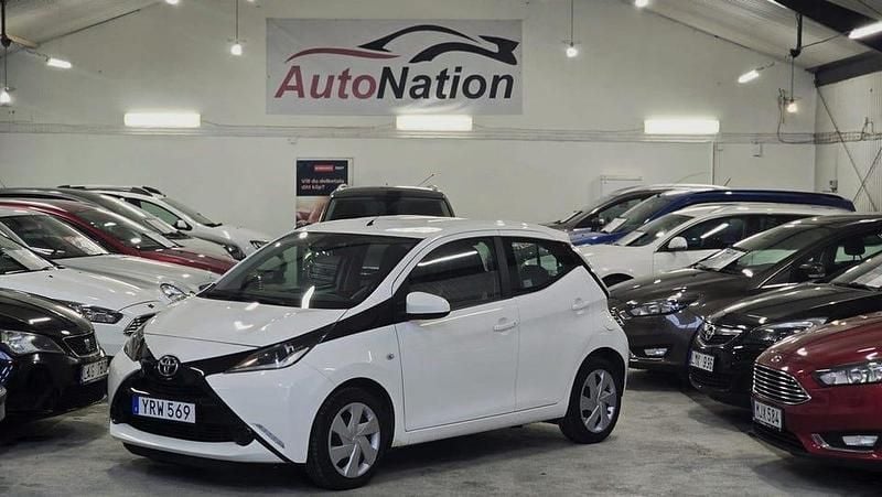 Vit Begagnad 2017 Toyota Aygo X-play Halvkombi | 59 900 kr (Marknadspris) - Bild 1/4