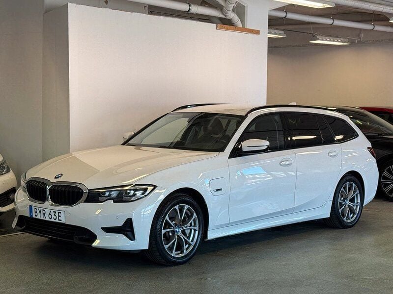 Begagnad BMW 330e Sport Line 293 HK (215 kW) 2021 Vit Kombi