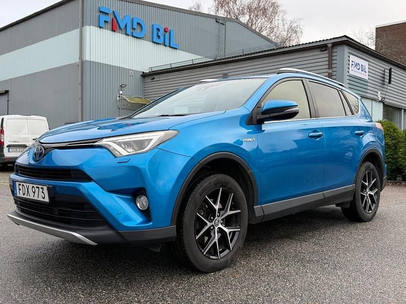 Blå Begagnad 2016 Toyota RAV4 Hybrid Active SUV | 168 700 kr (Marknadspris) - Bild 1/4