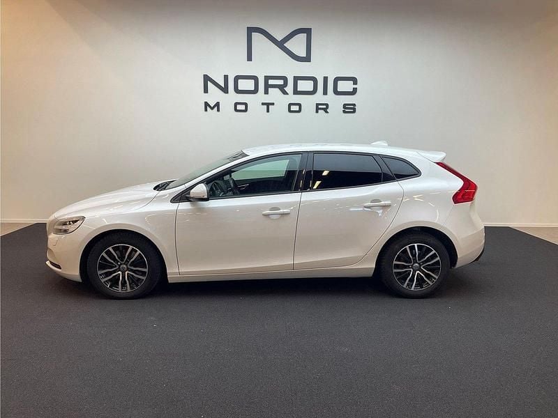 Vit Begagnad 2018 Volvo V40 Momentum Kombi | 179 900 kr (Marknadspris) - Bild 1/4