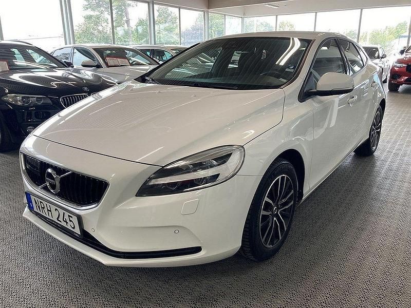 Vit Begagnad 2018 Volvo V40 Momentum Kombi | 149 900 kr (Marknadspris) - Bild 1/4