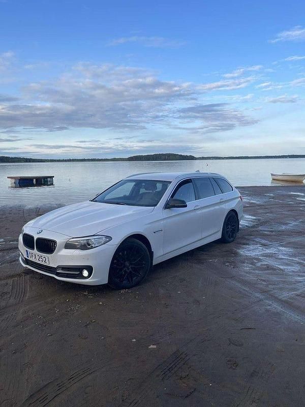 Vit Begagnad 2017 BMW 520 M Sport Kombi | 170 000 kr (Superpris) - Bild 1/4