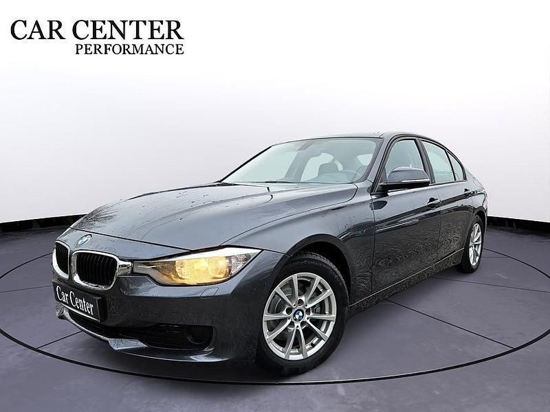Grå Begagnad 2012 BMW 320 Sedan | 124 900 kr (Marknadspris) - Bild 1/4