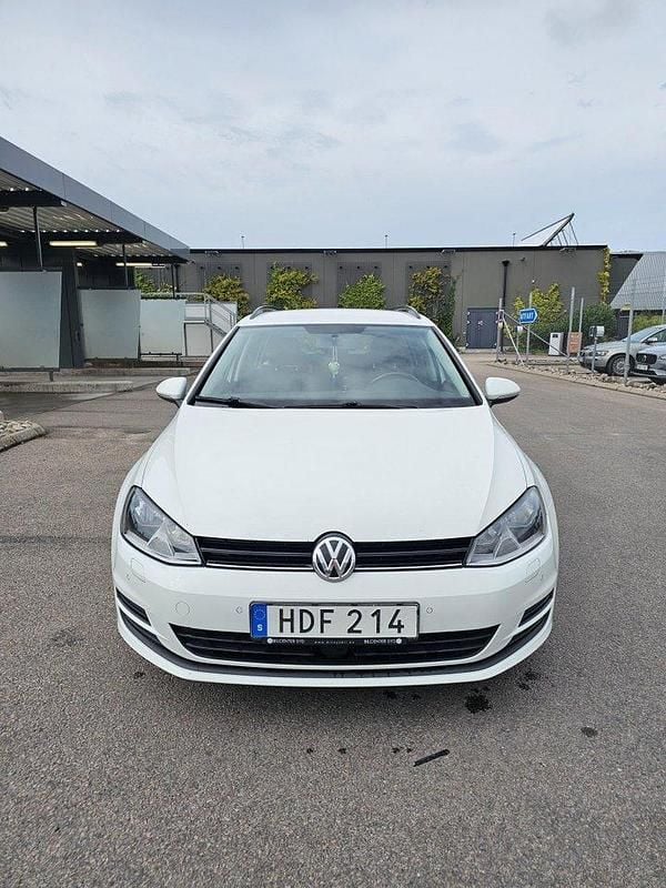 Vit Begagnad 2016 VW Golf VII Kombi | 83 000 kr (Bra pris) - Bild 1/4