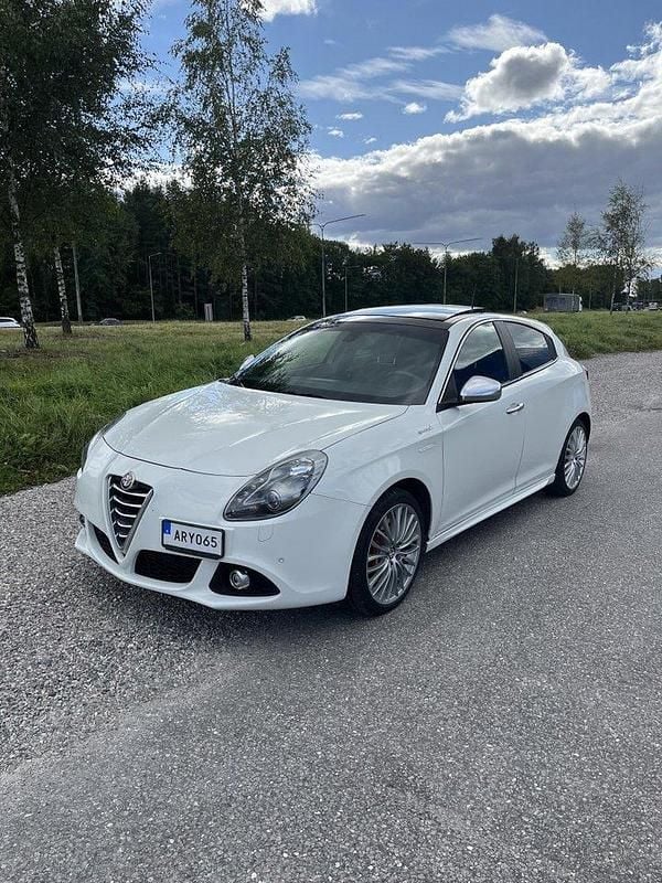 Vit Begagnad 2014 Alfa Romeo Giulietta Halvkombi | 98 000 kr (Superpris) - Bild 1/4
