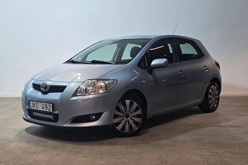 Ljusblå (blå) Begagnad 2007 Toyota Auris Halvkombi | 39 400 kr (Marknadspris) - Bild 1/4