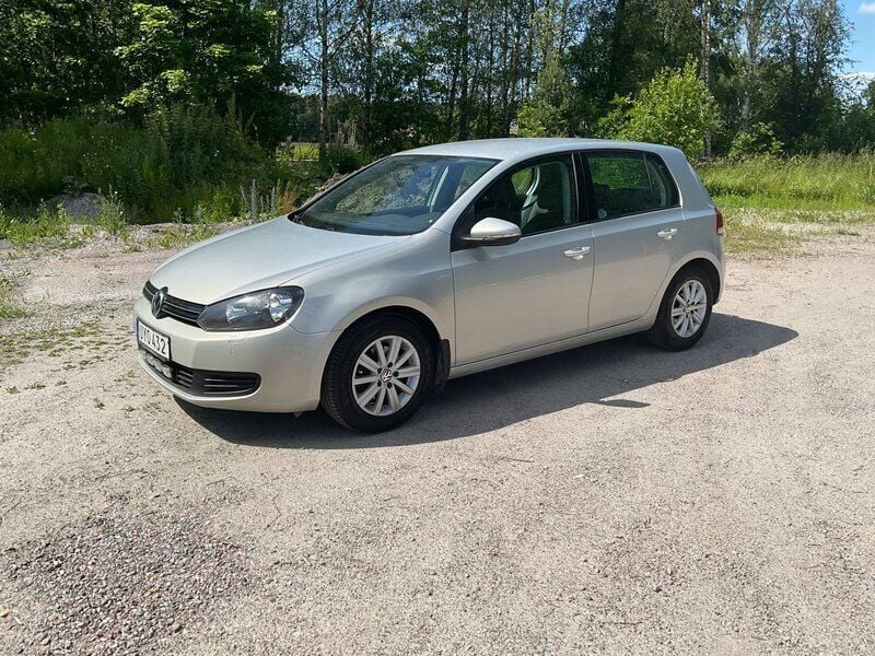 Grå Begagnad 2010 VW Golf VI Halvkombi | 59 000 kr (Bra pris) - Bild 1/4