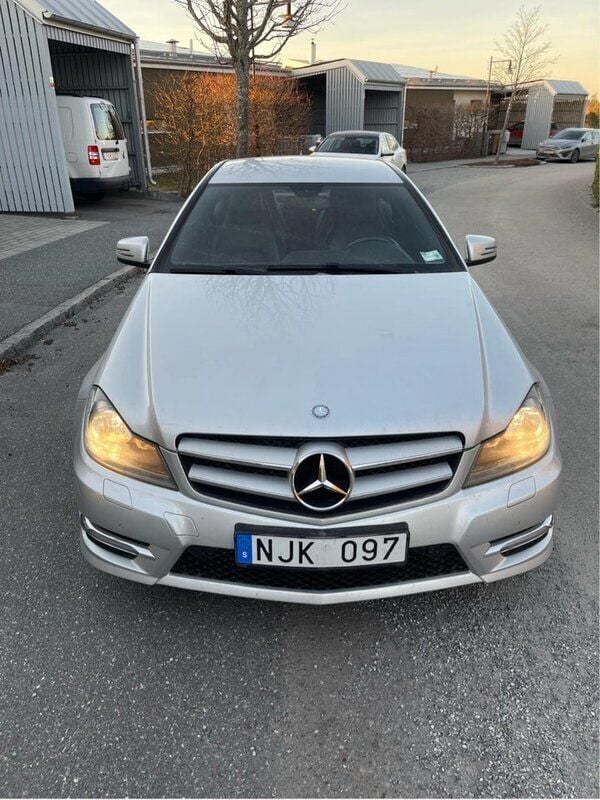 Silver Begagnad 2013 Mercedes C180 AMG Sportkupé | 159 500 kr (Marknadspris) - Bild 1/4