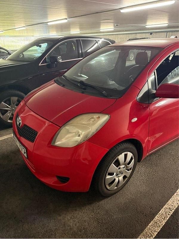Röd Begagnad 2006 Toyota Yaris Halvkombi | 10 000 kr (Superpris) - Bild 1/3