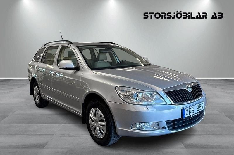 Silver Begagnad 2010 Skoda Octavia Elegance Kombi | 59 000 kr (Marknadspris) - Bild 1/4