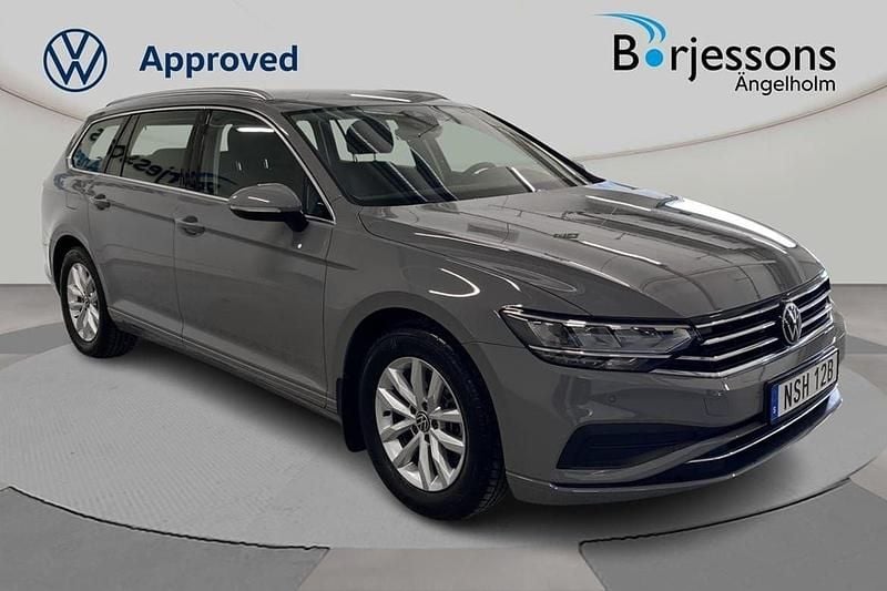 Grå Begagnad 2023 VW Passat Business Kombi | 309 000 kr (Bra pris) - Bild 1/4