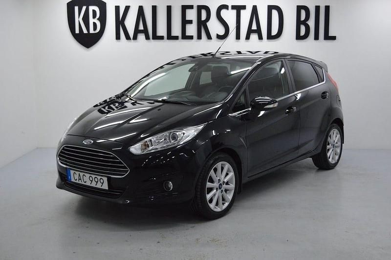 Svart Begagnad 2015 Ford Fiesta Titanium Halvkombi | 74 900 kr (Marknadspris) - Bild 1/4