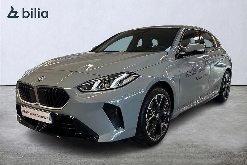 Grå Begagnad 2026 BMW 120 Halvkombi | 375 000 kr - Bild 1/4