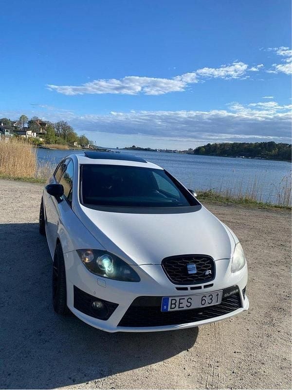 Vit Begagnad 2011 Cupra Leon Halvkombi | 89 000 kr (Superpris) - Bild 1/4