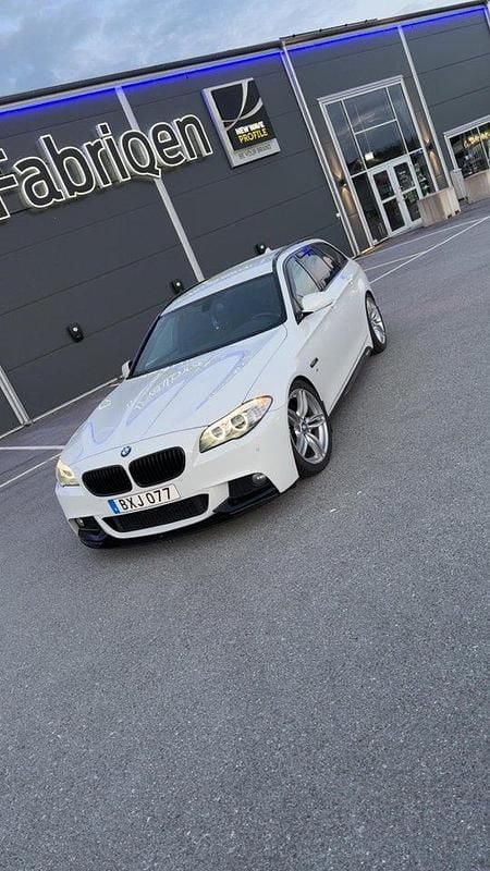 Vit Begagnad 2013 BMW 520 M Sport Kombi | 170 000 kr (Dyr) - Bild 1/4