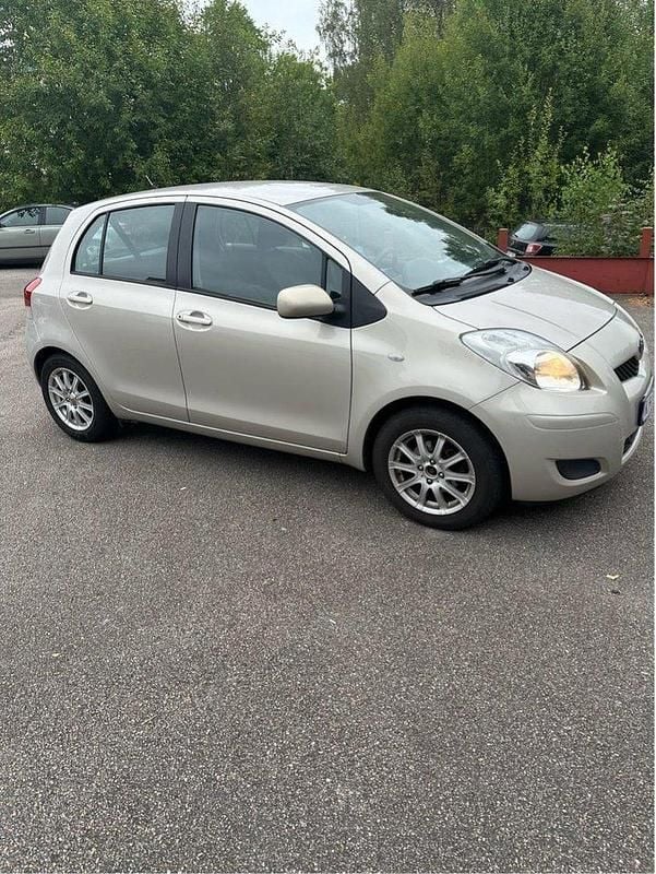 Brun Begagnad 2009 Toyota Yaris Halvkombi | 64 500 kr (Marknadspris) - Bild 1/4