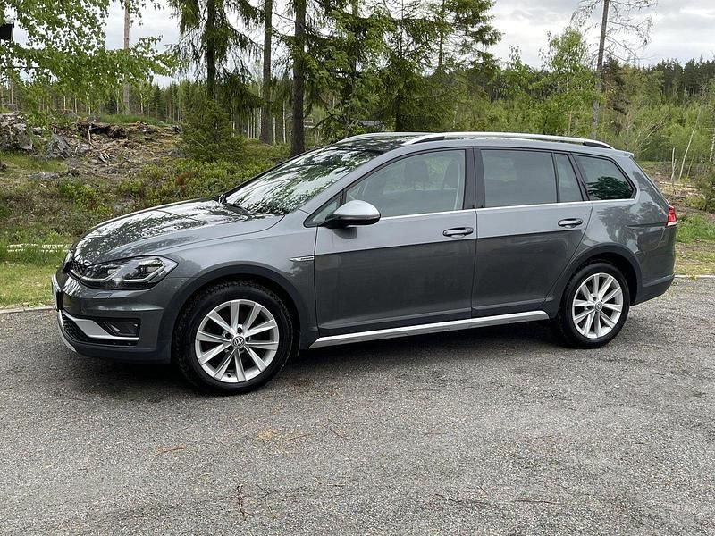 Grå Begagnad 2018 VW Golf Alltrack Kombi | 195 000 kr (Marknadspris) - Bild 1/4