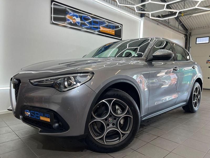 Grå Begagnad 2017 Alfa Romeo Stelvio Super SUV | 279 900 kr (Dyr) - Bild 1/4