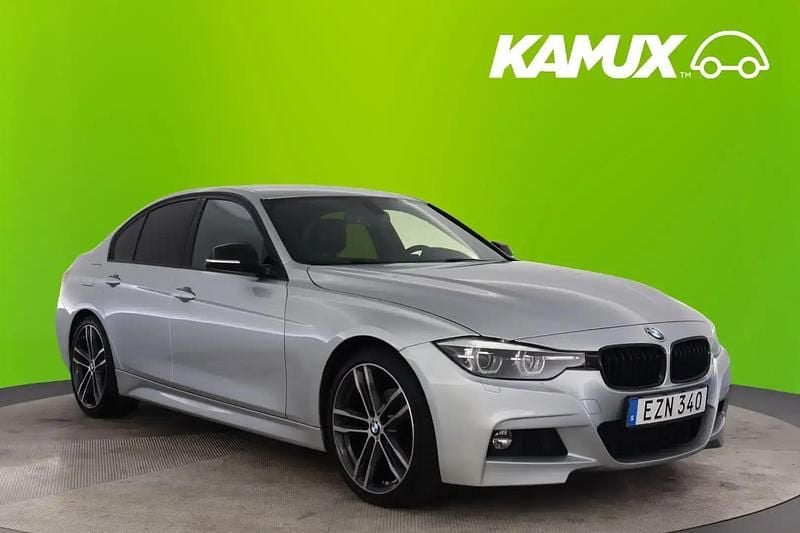 Silver (grå) Begagnad 2018 BMW 320 M Sport Sedan | 226 800 kr (Marknadspris) - Bild 1/4
