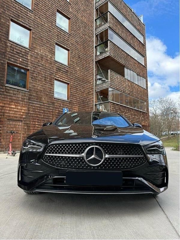 Begagnad 2024 Mercedes CLA250 Shooting Brake AMG Kombi | 399 000 kr - Bild 1/4