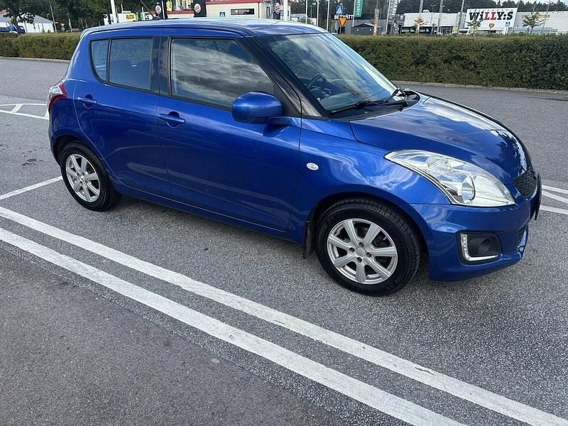 Blå Begagnad 2016 Suzuki Swift Halvkombi | 87 000 kr (Lite dyr) - Bild 1/4