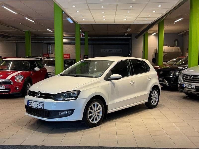 Vit Begagnad 2013 VW Polo Halvkombi | 89 900 kr (Lite dyr) - Bild 1/4