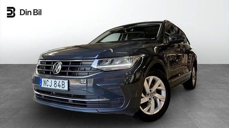 Grå (urano grey) Begagnad 2021 VW Tiguan Life SUV | 279 500 kr (Marknadspris) - Bild 1/4