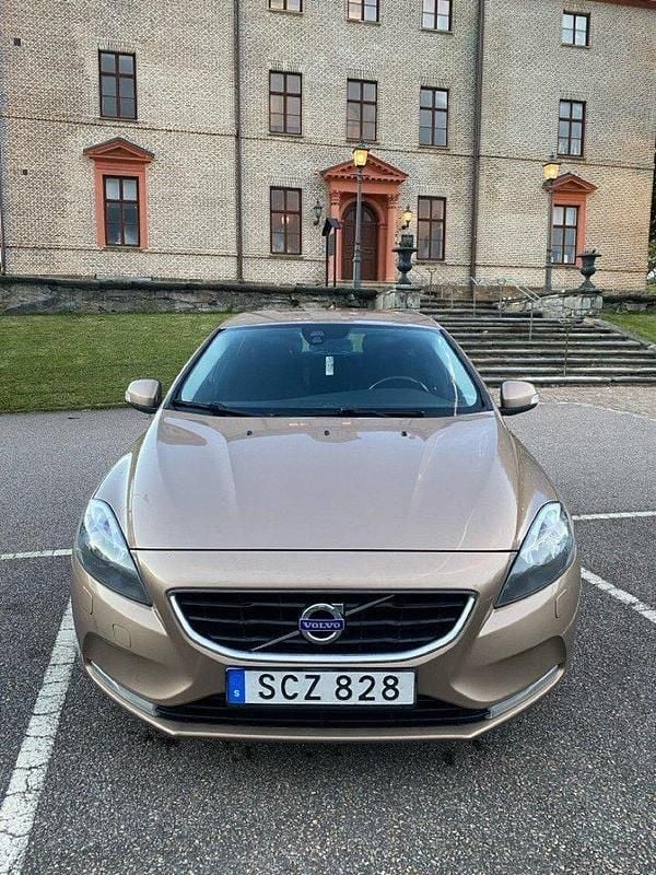 Brun Begagnad 2015 Volvo V40 Kinetic Kombi | 60 000 kr (Bra pris) - Bild 1/4