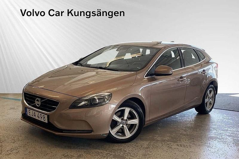 Brun Begagnad 2015 Volvo V40 Momentum Kombi | 99 900 kr (Marknadspris) - Bild 1/4
