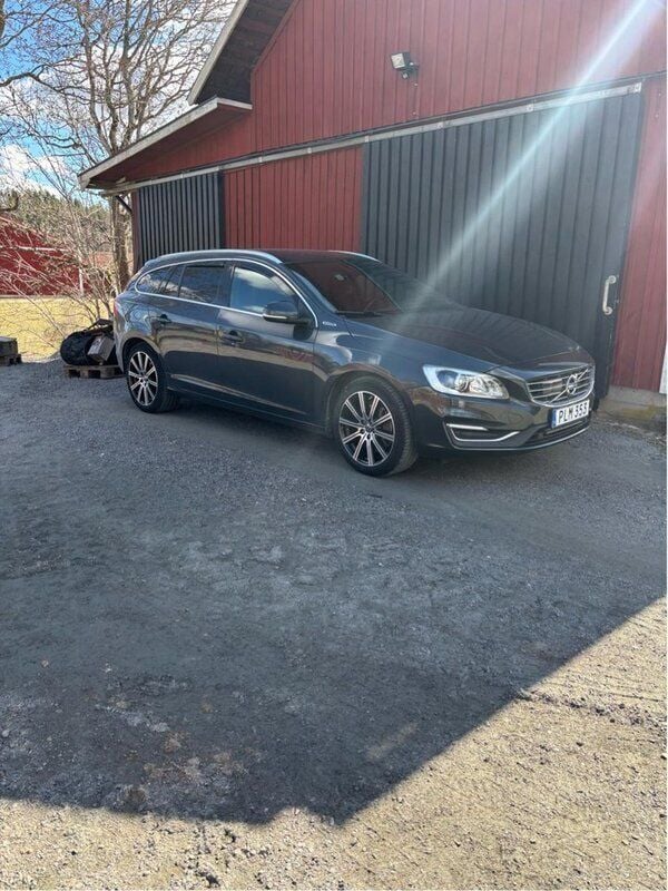 Grå Begagnad 2018 Volvo V60 Kombi | 175 000 kr (Superpris) - Bild 1/4