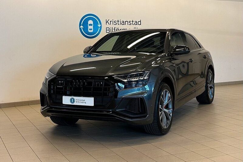 Grå Begagnad 2023 Audi Q8 Competition SUV | 829 900 kr (Marknadspris) - Bild 1/4