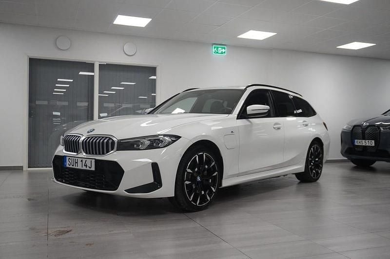 Alpinvit Begagnad 2025 BMW 330 M Sport Kombi | 489 900 kr - Bild 1/4