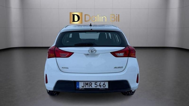 Begagnad Toyota Auris 91 HK (66 kW) 2014 Vit Halvkombi