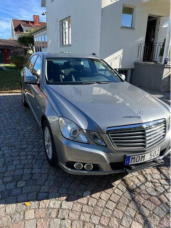 Grå Begagnad 2010 Mercedes E220 Sedan | 109 000 kr (Bra pris) - Bild 1/4