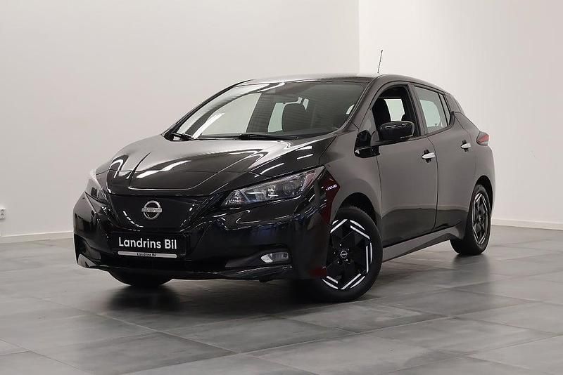 Svart Begagnad 2023 Nissan Leaf Acenta Halvkombi | 189 000 kr (Marknadspris) - Bild 1/4