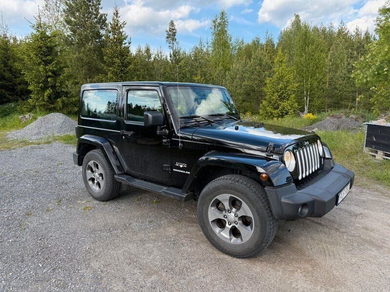 Svart Begagnad 2017 Jeep Wrangler Sahara SUV | 398 900 kr (Marknadspris) - Bild 1/4
