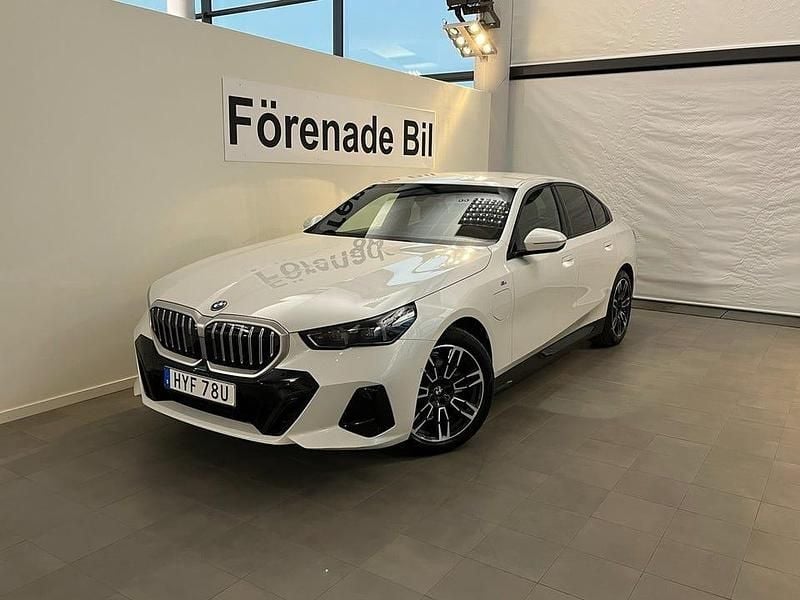 Mineralvit metallic Ny 2025 BMW 530 M Sport Sedan | 589 900 kr - Bild 1/4